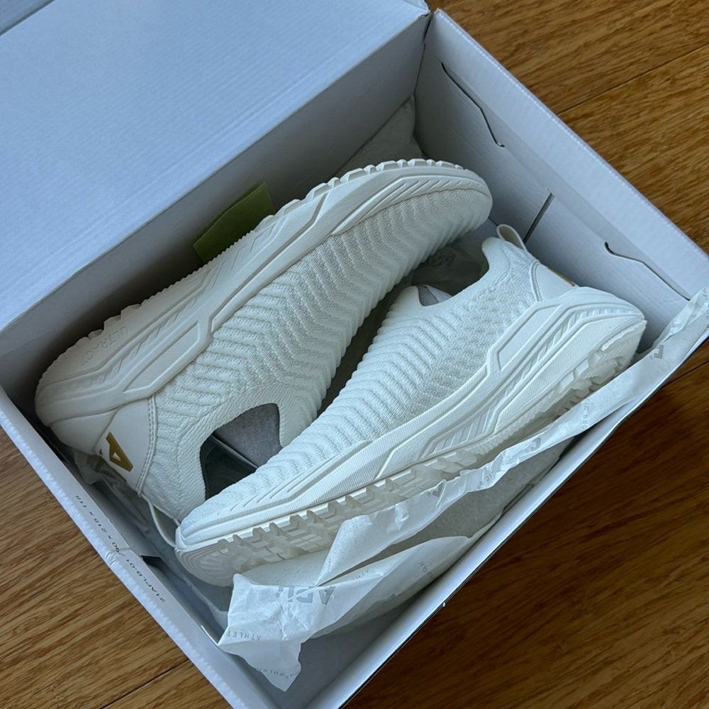 BRAND NEW NEVER WORN APL techloom traveler